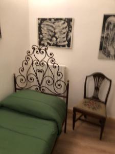 1 cama y 1 silla en una habitación en Il Sogno, en Acquapendente