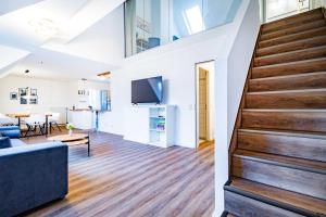 una sala de estar con una escalera que conduce a un loft en Kim Fewo 1, en Emmendingen