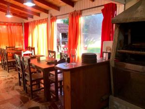- une salle à manger avec une table et des chaises en bois dans l'établissement Casa Santa Clara del Mar, à Santa Clara del Mar