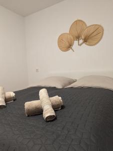 - une chambre avec un lit doté de 2 parasols dans l'établissement Ferienwohnung nahe Europa Park, à Lahr/Schwarzwald