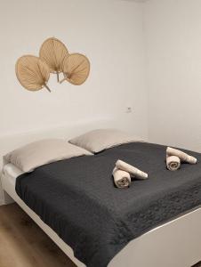 ein Bett mit zwei Handtüchern und zwei Sonnenschirmen darauf in der Unterkunft Ferienwohnung nahe Europa Park in Lahr