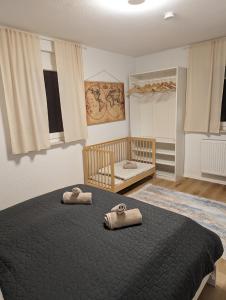 ein Schlafzimmer mit einem Bett mit zwei Kissen darauf in der Unterkunft Ferienwohnung nahe Europa Park in Lahr