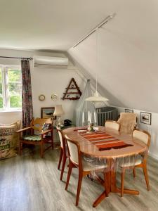 een eetkamer met een tafel en stoelen bij Grethelund - 50m2 in Silkeborg