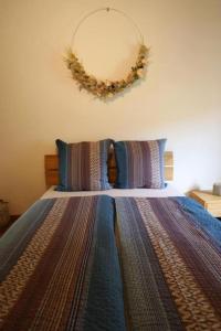 的住宿－Casa Holamundo，卧室配有一张带花圈的床铺,墙上挂有花圈