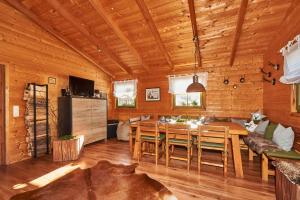 uma sala de jantar e cozinha num chalé de madeira em Pröllerhütte 