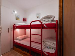 מיטה או מיטות קומותיים בחדר ב-Praz des Esserts - 43 - Appt pied pistes - 6 pers