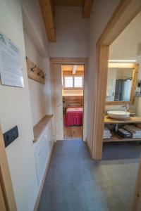 een kleine kamer met een wastafel en een badkamer bij Appartamenti da Costantino in Padola +137 foto's