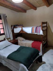 Un dormitorio con dos camas en una habitación. en La Escondida, en Tilcara
