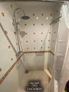 e bagno con doccia e pavimento piastrellato. di Casa rural Les Sorts a Rosell