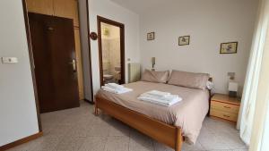 Postel nebo postele na pokoji v ubytování Albergo Meublé Aurora