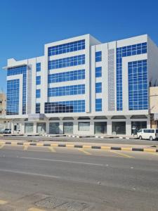 a large building with a road in front of it at فندق روزميلون in Al Fayşalīyah
