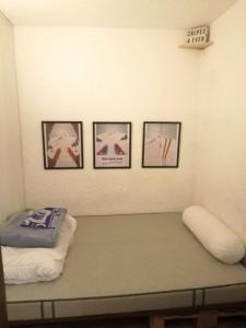 una habitación con tres fotos de manos en la pared en Meijotel 28 - Appt idealement situe 4 pers en Les Deux Alpes