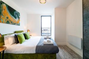מיטה או מיטות בחדר ב-Central Swindon Gem Stylish 1-Bedroom Apartment