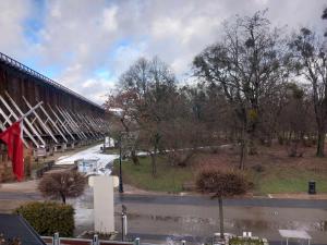 vistas a un edificio situado junto a una carretera en Villa Aura, en Ciechocinek