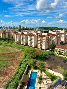 an aerial view of a city with tall buildings at Apartamento completo e encantador in Ribeirão Preto