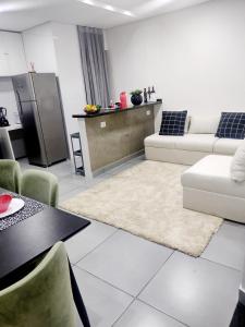 sala de estar con sofá y mesa en Flat Aeroporto Internacional de GRU 4 en Guarulhos