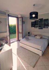a bedroom with a large bed and a large window at Giardino del sole, con Wi-Fi, smart TV, aria condizionata in Borgo a Buggiano
