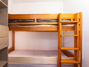 two bunk beds in a room with a ladder at Les Sitelles - 12 - Appt vue montagne - 6 pers in Morillon