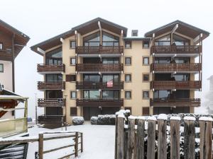 um edifício com varandas e uma cerca na neve em Les Sitelles - 12 - Appt vue montagne - 6 pers em Morillon