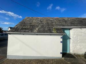 un edificio blanco con techo gris en Sandown 4 bedroom house St Teath en Saint Teath