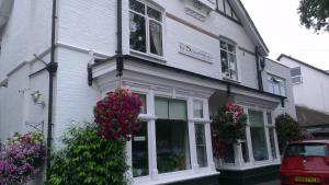 un edificio blanco con flores delante en The Rosscourt-Adults Only en Bournemouth