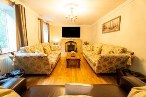 sala de estar con 2 sofás y chimenea en Luxurious Country Retreat in Winford en Bristol