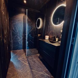W łazience znajduje się prysznic i umywalka. w obiekcie Luxurious Mountain Lodge w mieście Ljørdal