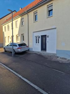 een auto geparkeerd op een parkeerplaats voor een gebouw bij Ferienwohnung Tihana in Trossingen