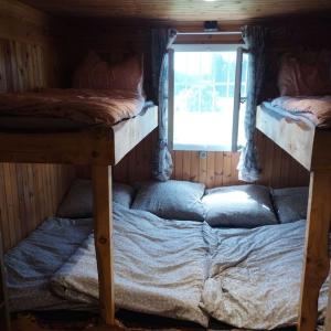 Cette chambre comprend 2 lits superposés et une fenêtre. dans l'établissement Almhütte, à Waldenstein