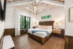 een slaapkamer met een bed en een raam bij Salty Oak in Siesta Key