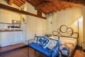 une chambre avec un lit et une cuisine dans une pièce dans l'établissement La Torre di Dante, à Florence
