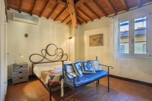 une chambre avec un lit, une chaise et une fenêtre dans l'établissement La Torre di Dante, à Florence