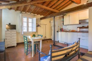une cuisine et une salle à manger avec une table et des chaises dans l'établissement La Torre di Dante, à Florence