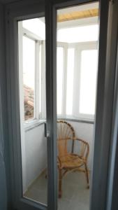 una puerta abierta con una silla y una ventana en Casa Leopoldo, en Ceva