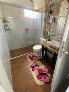 een badkamer met een douche, een toilet en een wastafel bij Casa in Piçarras