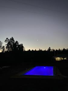 Un oggetto blu è illuminato al buio di Casa campo camino a pelluhue a De Cauquenes