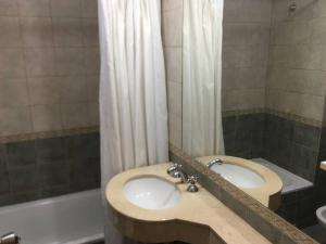 y baño con 2 lavabos y ducha. en Amplio Depa en centro Tucuman en San Miguel de Tucumán