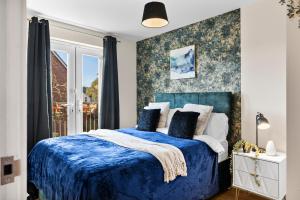 Un pat sau paturi într-o cameră la Comfy 4-Bed in Bristol - Garden - Sleeps 10