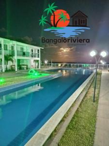 Bangalôs Riviera do Atlantico游泳池或附近泳池