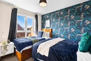 a bedroom with two beds and a wall mural at Comfy 4-Bed in Bristol - Garden - Sleeps 10 in Bristol