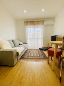 una sala de estar con un sofá y una mesa en Bright modern 3 BR in Portimao downtown, en Portimão