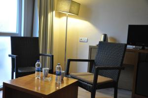 A television and/or entertainment centre at Island Hotel