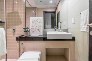 Kopalnica v nastanitvi GuestReady Holiday Homes - Concrete Jungle