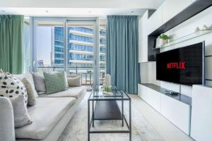 TV in/ali zabaviščno središče v nastanitvi GuestReady Holiday Homes - Concrete Jungle