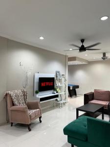 TV a/nebo společenská místnost v ubytování Landed Corner-Lot Townhouse Homestay GG Greenwood Gombak