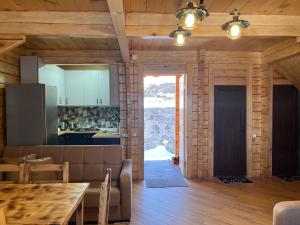 uma cozinha e sala de jantar com uma mesa num quarto em ,,Cottage for rent in GODERDZI'' em Khulo