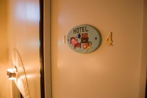 Una puerta con un reloj de hola gatito. en Best apartments Narva, en Narva