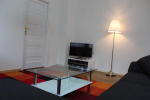 En tv och/eller ett underhållningssystem på Apartments Ålholmvej