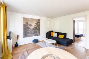 sala de estar con sofá y mesa en Le Bretagne- 2 chambres-Parking- Place de Bretagne en Rennes