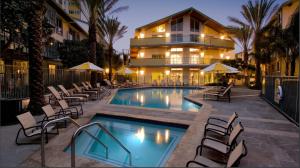 a swimming pool with chairs and a building at Stunning Ocean View 1BR Venice Beach Marina DelRey in Los Angeles